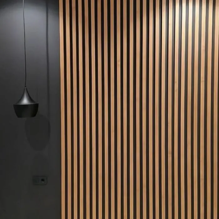 Pared con paneles símil madera